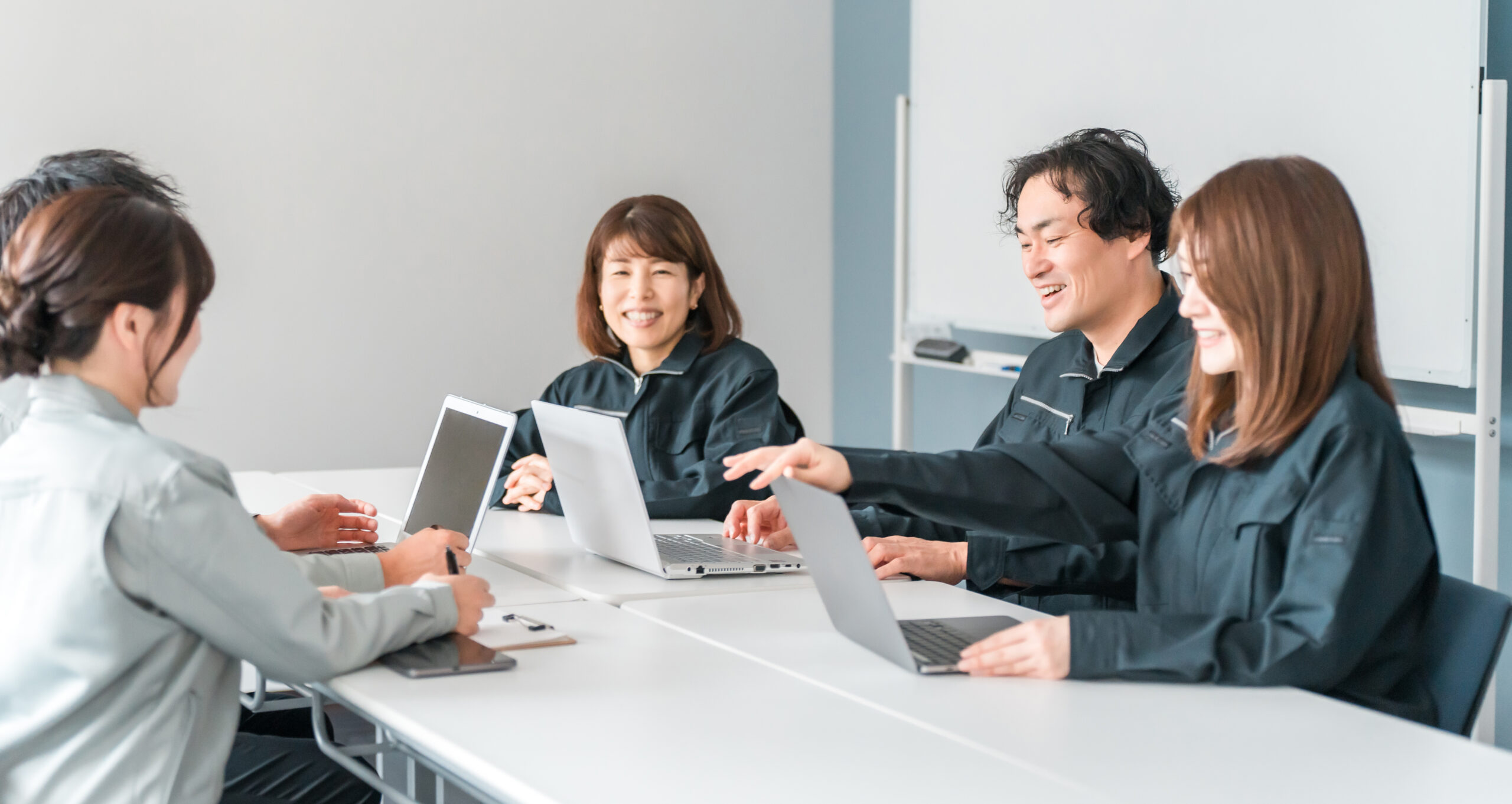 法人の人材育成や研修について打ち合わせるイメージ
