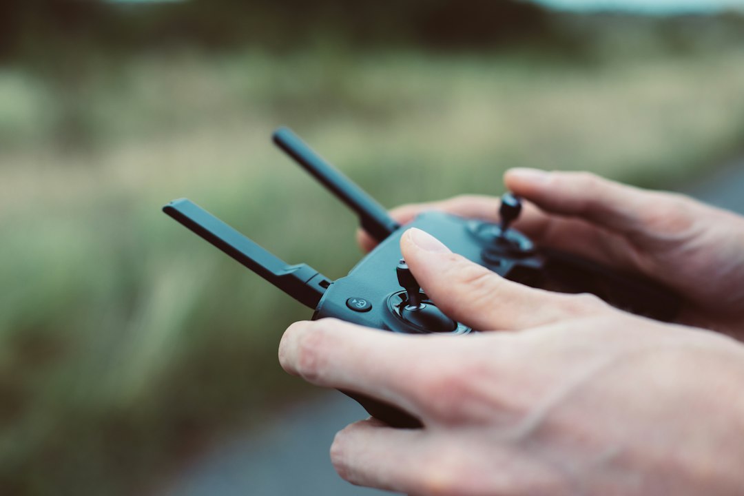 ドローン操縦訓練で送信機を操作するイメージ